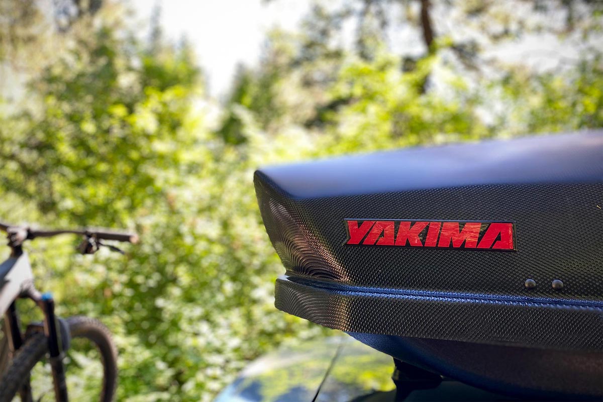 Yakima SkyBox 16 Carbonite Cargo Roof Box (Yakima logo)